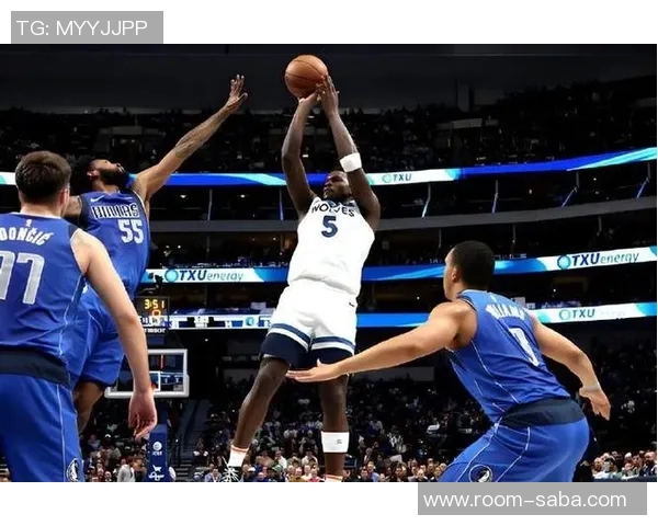 爱德华兹表现出色半场8投4中三分球命中率高达60贡献16分4篮板